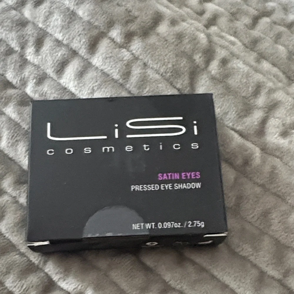 Satin Eyes Pressed Eye Shadow - Black